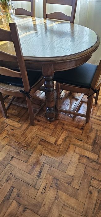 Mesa oval em madeira maciça com 6 cadeiras