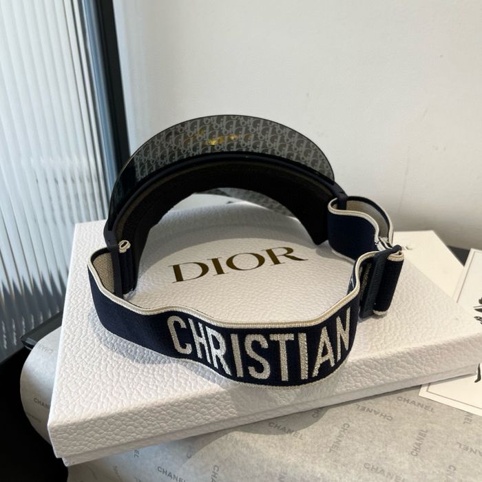 Daszki firmy Christian Dior
