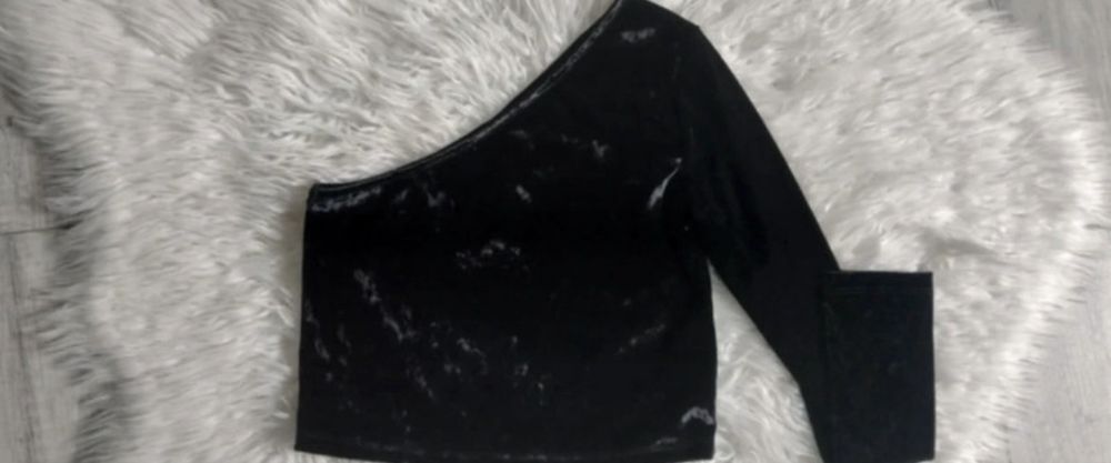 Bluzka czarna welurowa w rozmiarze S. Marka: ASOS.