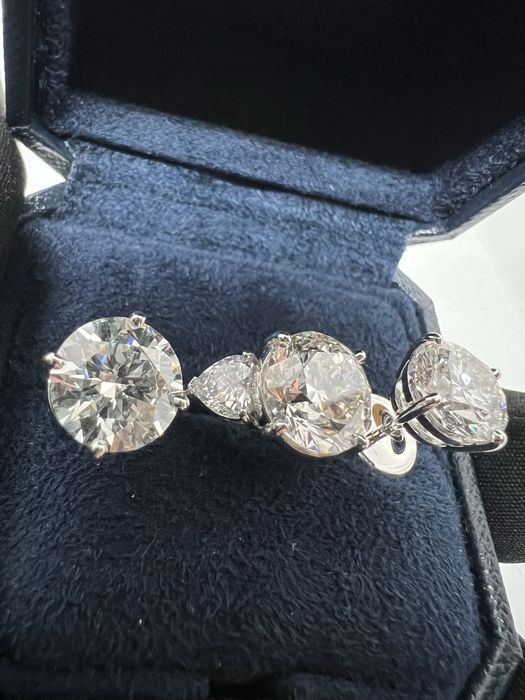 Золота каблучка та сережки з лабораторними CVD діамантами. По 3 карата