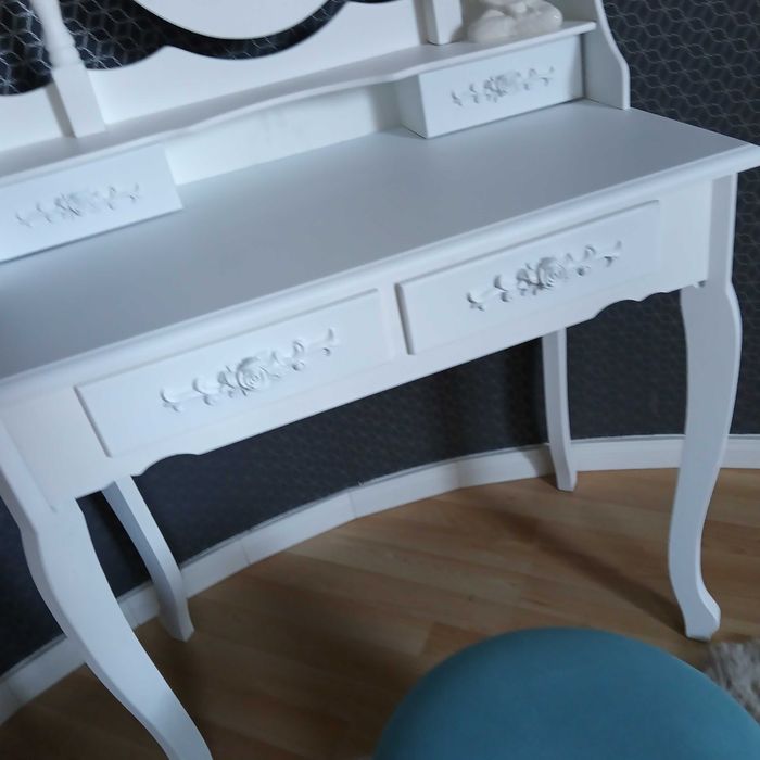 Piękna konsola toaletka biała z lustrem i szufladkami