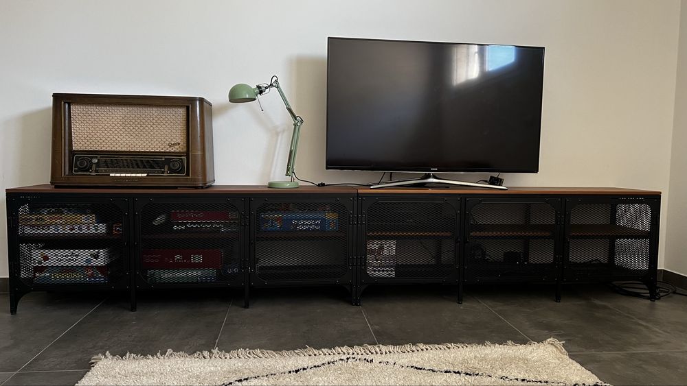 Dois movéis TV de metal estilo industrial