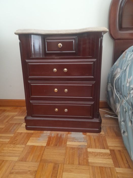 Quarto com cama, mesinhas de cabeceiras ,comoda e armario