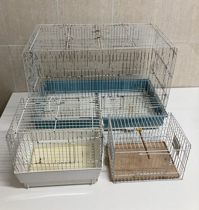 Conjunto de gaiolas usadas