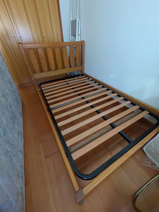 Cama de corpo e meio em pinho com colchão