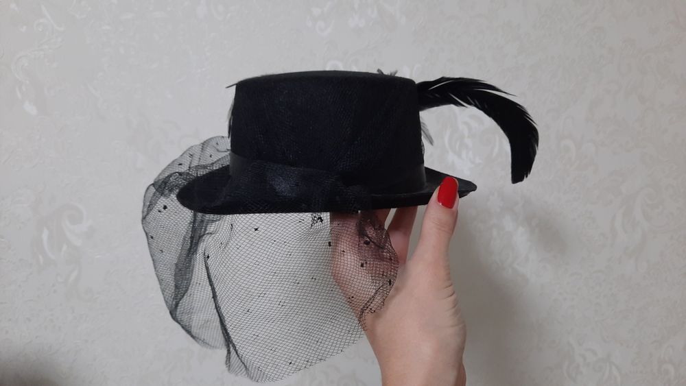 Черная шляпа с вуалью и перьями