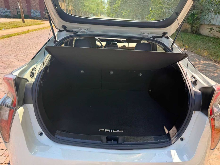 Toyota Prius Two      2016