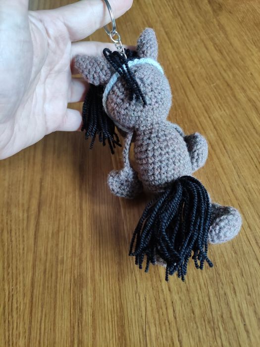 Robiony ręcznie brelok konik