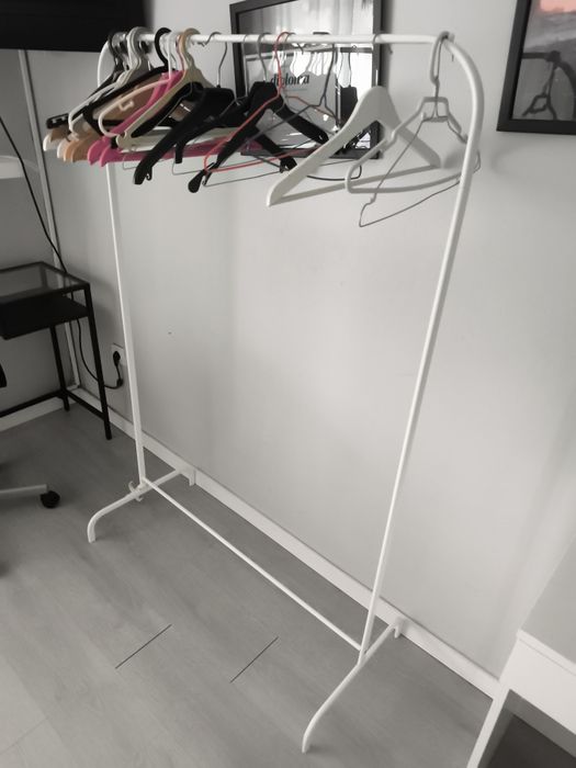 Tocador,  cabideiro, prateleiras , secretaria com cadeira