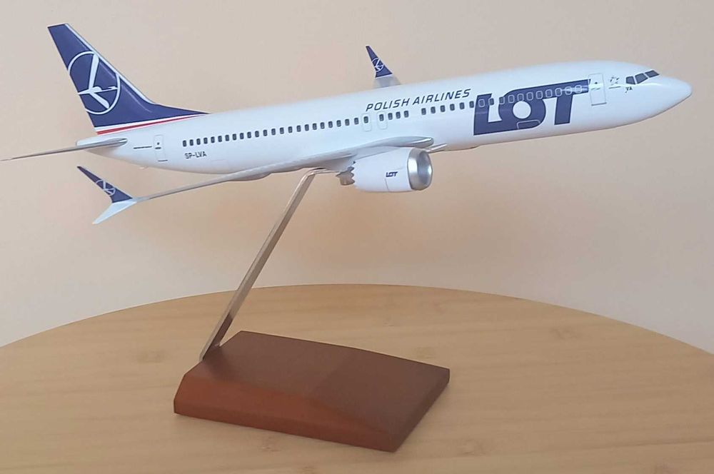 Boeing 737 - Max 8, LOT