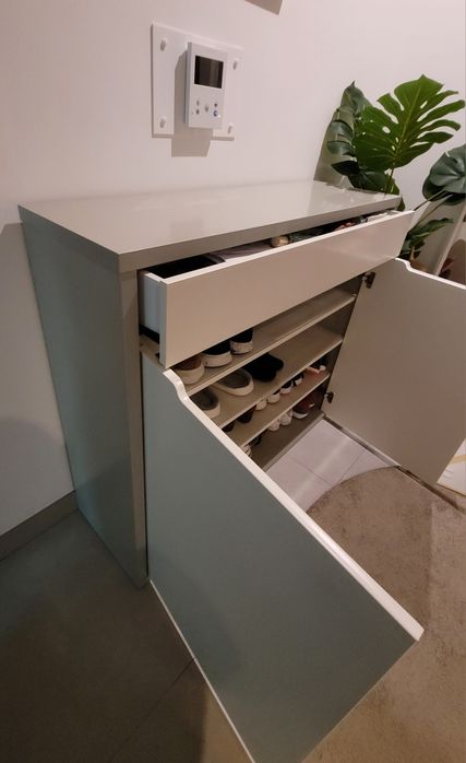 Sapateira branca e cinza com duas portas e gaveta