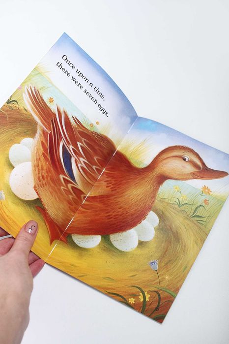 книга Гидке каченя з дуже гарними малюнками (англійською)