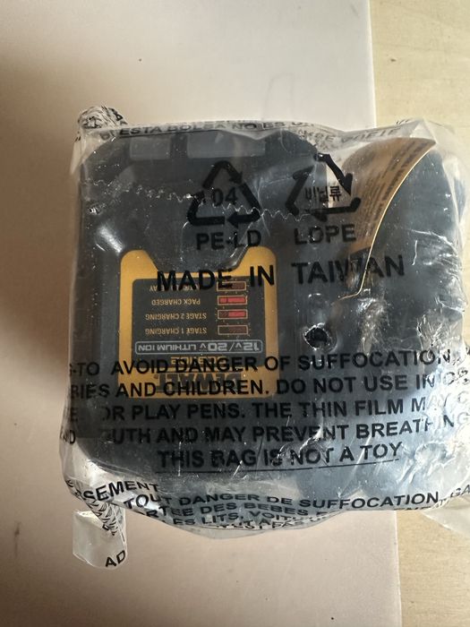 Dewalt DCB 204+зарядне(110V)
