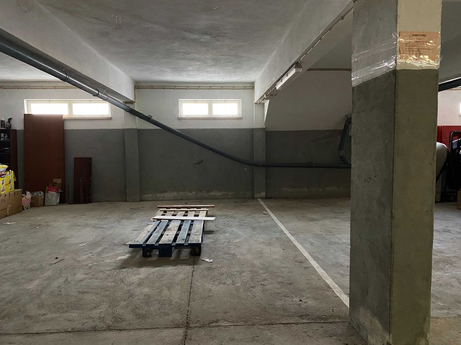 Parqueamento 12,55m2 em Santo António na Costa de Caparica com janela