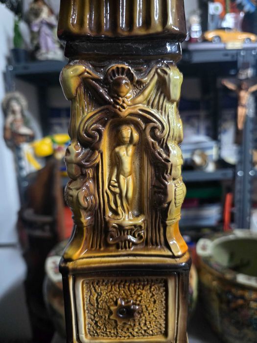 Coluna castanha trabalhada em louca antiga