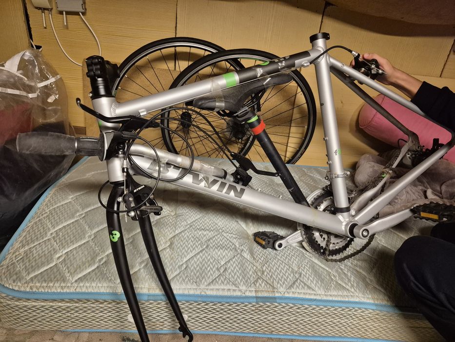 Bicicleta de estrada Btwin, nova, desmontada(nunca usada).