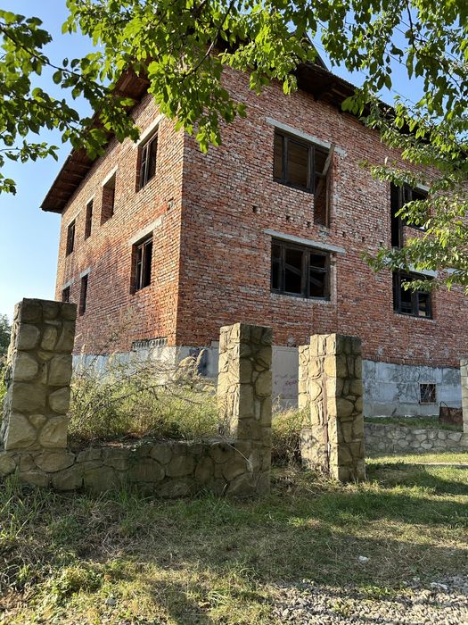 Будинок біля центрального озера м. Надвірна