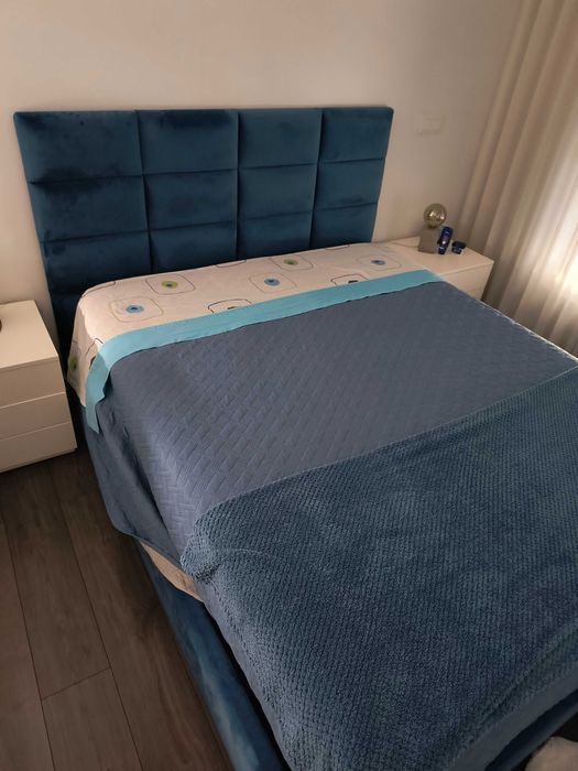 Cama de casal estofada com sommier elevatório e arrumação – 160x200