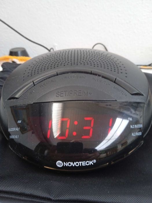 Rádio relógio despertador com pouco uso