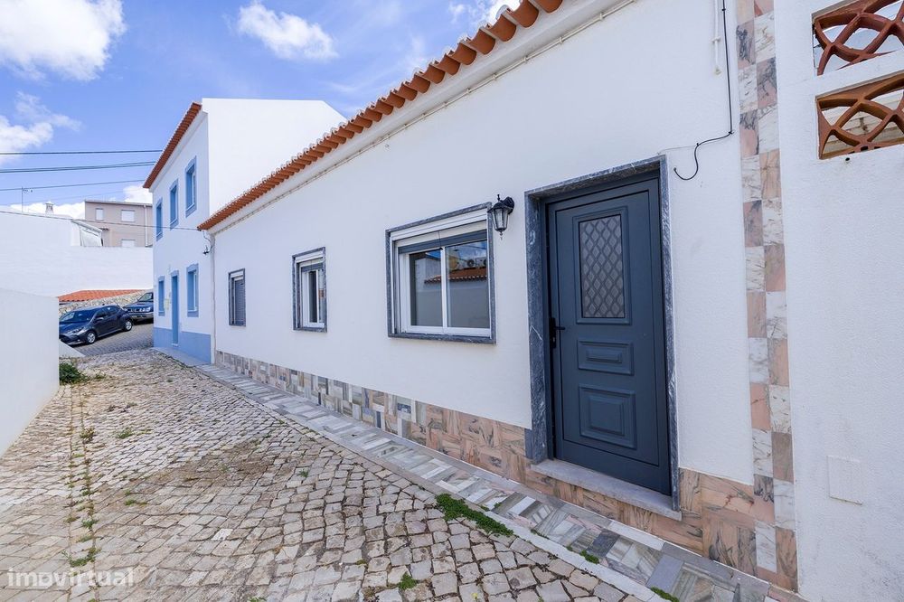 Moradia Tipica  Geminada  Com 2+1 Quartos  E Terraços No Centro De Esp