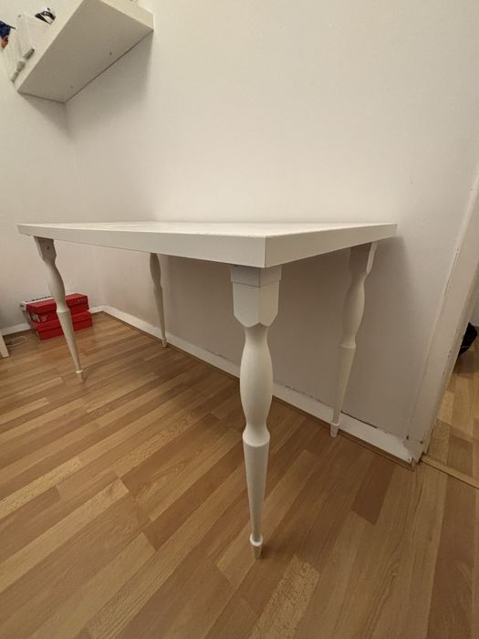 Vendo secretaria branca com pequenas marcas  de uso por 20€