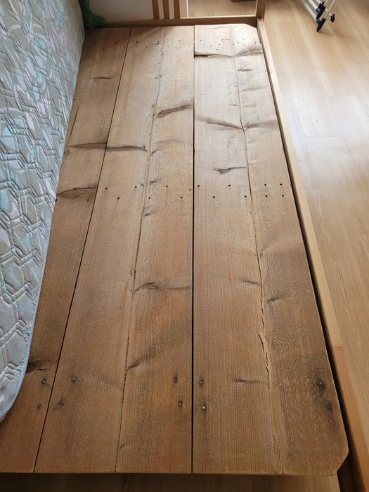 Cama individual + Estrado.