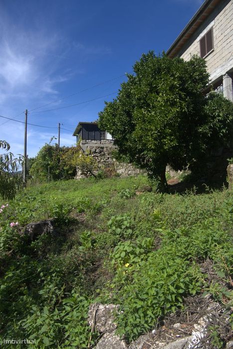 Moradia de Pedra com Terreno – Chamoim, Terras de Bouro