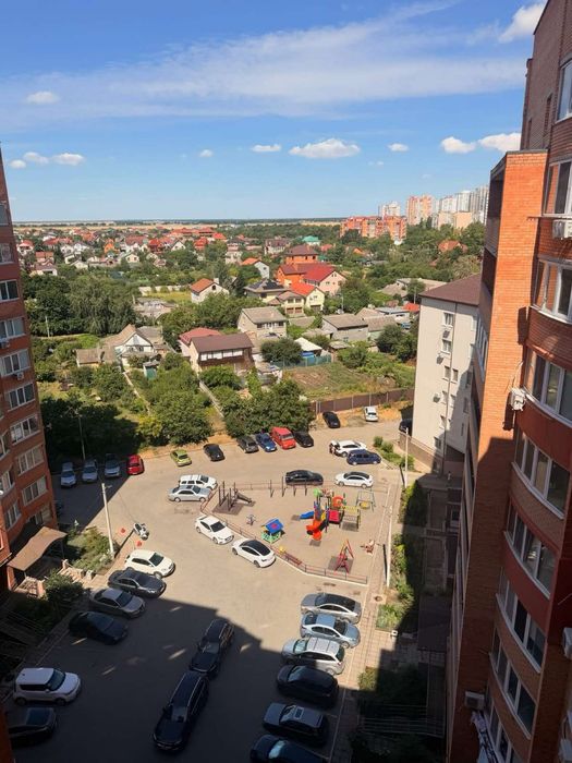 Продам в Монолите  2 комнатную со студией квартиру