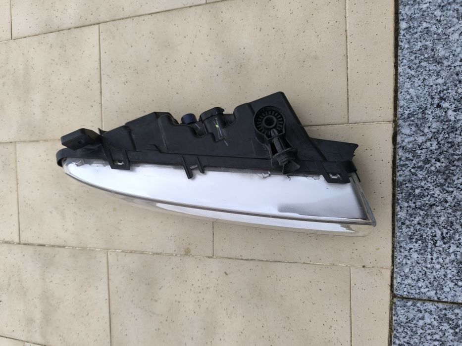 Farol de nevoeiro esquerdo BMW g30 /g31.