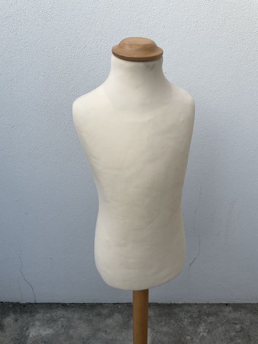 Manequim de criança com pé de madeira