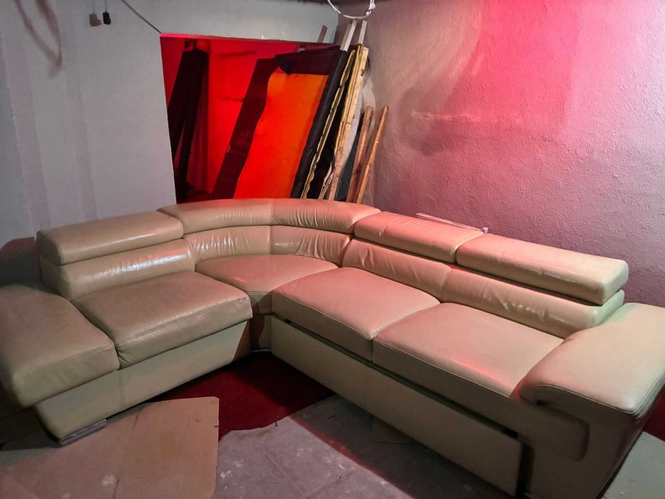 Narożnik skórzany z funkcją spania sprzedam jasna skóra- okazja