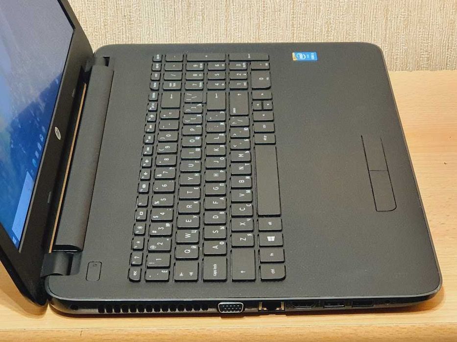 Ноутбук HP Екран 15.6" чотирьох ядерний Intel Core i3-5005U RAM 4Gb HDD 500Gb Батарея 6 годин. В гарному стані.