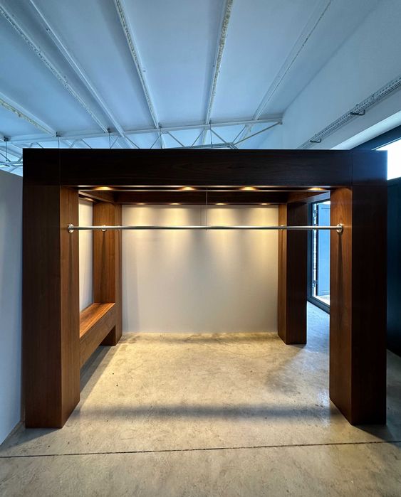 Nowy stojak ekspozycyjny premium / garderoba sklepowa orzech ameryk. 300 cm LED