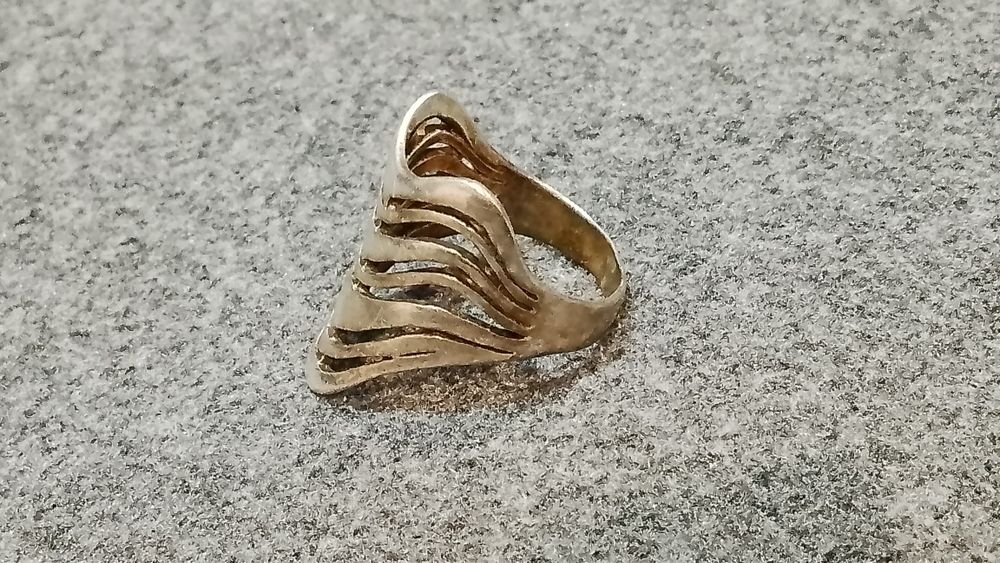 Srebrny pierścień ciekawy wzór