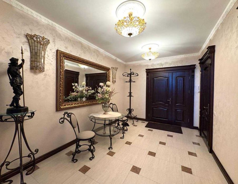 Продаж будинку 355 м² та 21 сот. землі у с. Конопниця