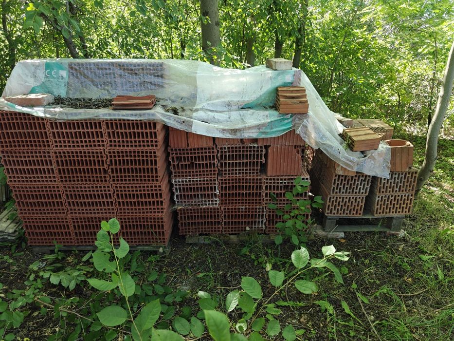 Pustaki wym. Wys.24 cm szer34 cm  gł.24 cm szt.94 +20 szt połówki grat