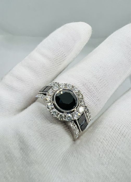 Золота унісекс каблучка перстень з білими та чорними діамантами.