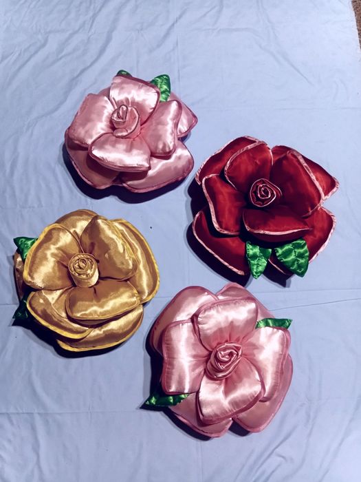 Продам декоративные подушечки ручнлй роботы в виде розы.