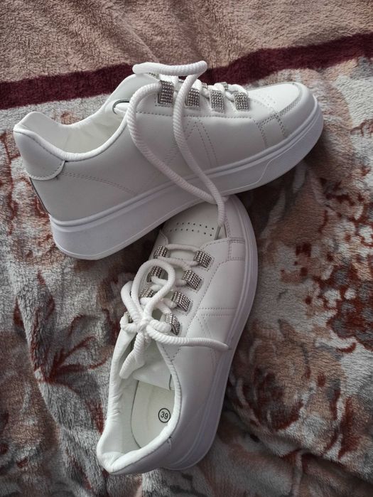 Кросівки жіночі  нові