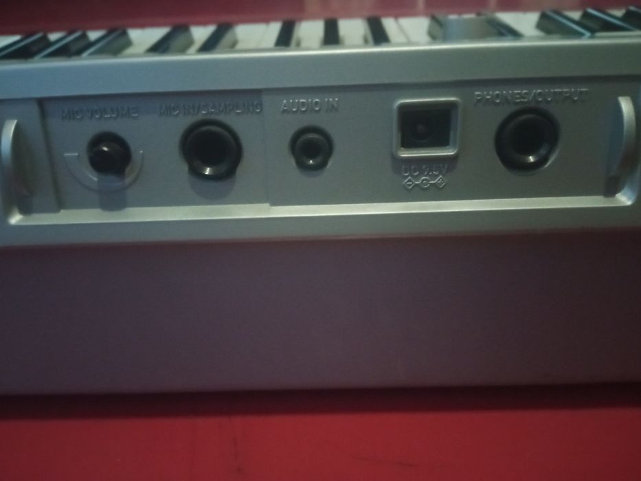 Синтезатор  casio работает от сети или на батарейках