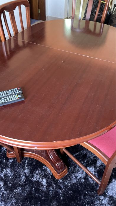 Mesa de madeira com cadeiras