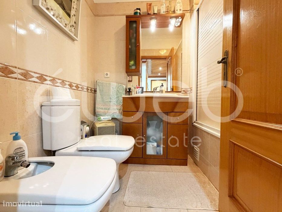 Apartamento T2 com arrecadação para venda na Quinta do Conde