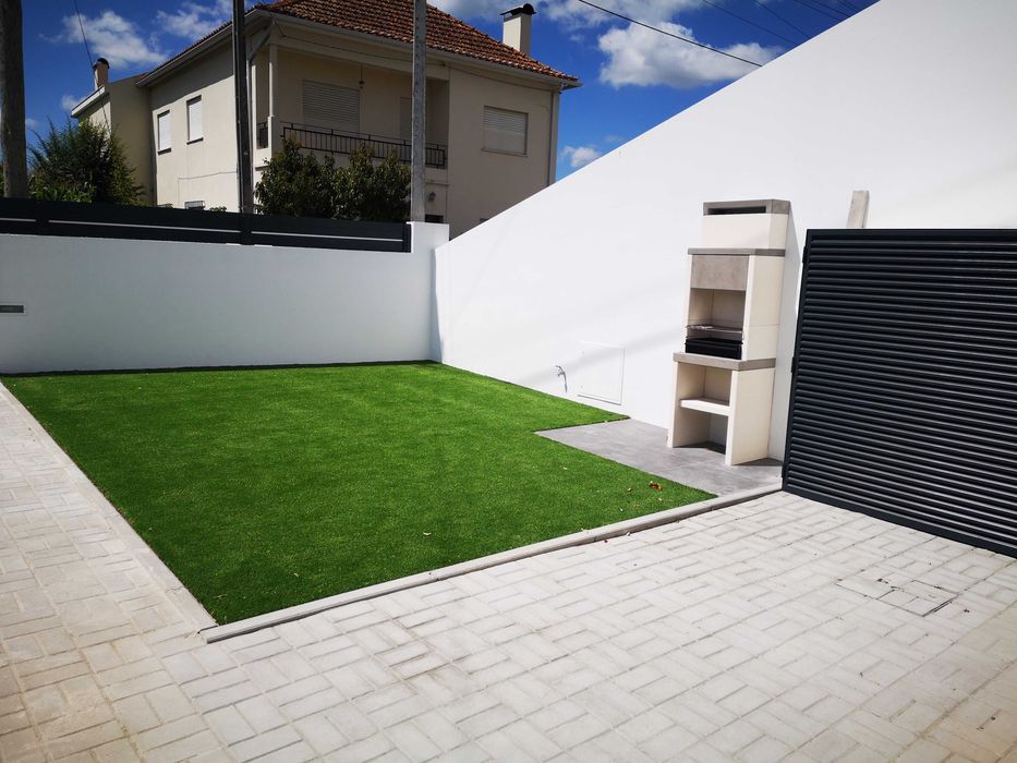 Moradia como nova T3, jardim, terraço, garagem situada em Santo Varão