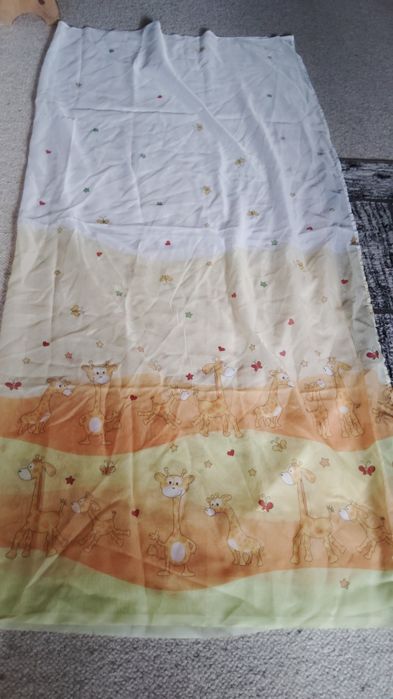 Zestaw firanek i zasłon.