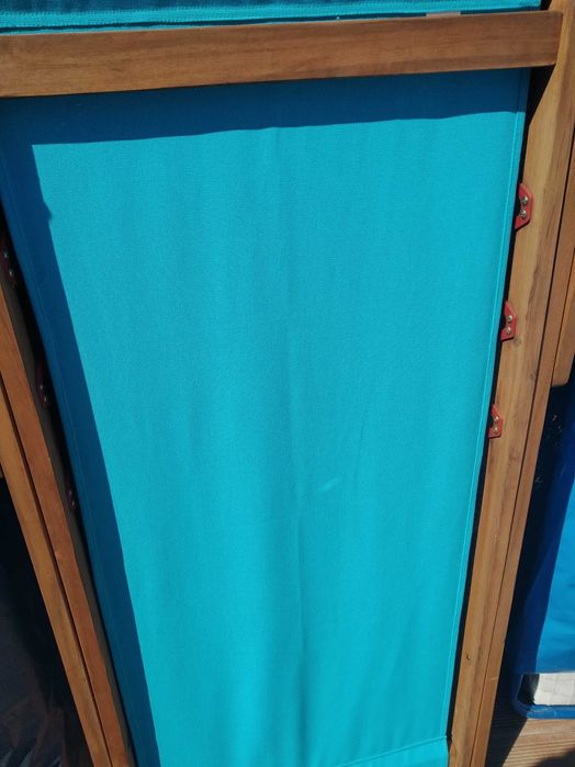 Duas cadeiras de madeira reclinável de piscina ou jardim