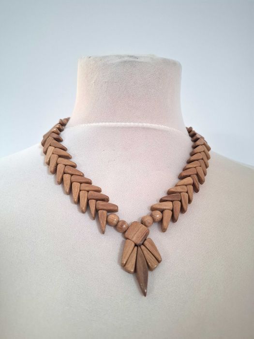 Geometryczny drewniany naszyjnik