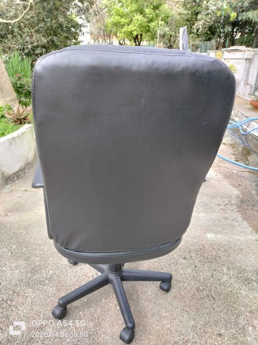 Cadeira escritório em pele preta
