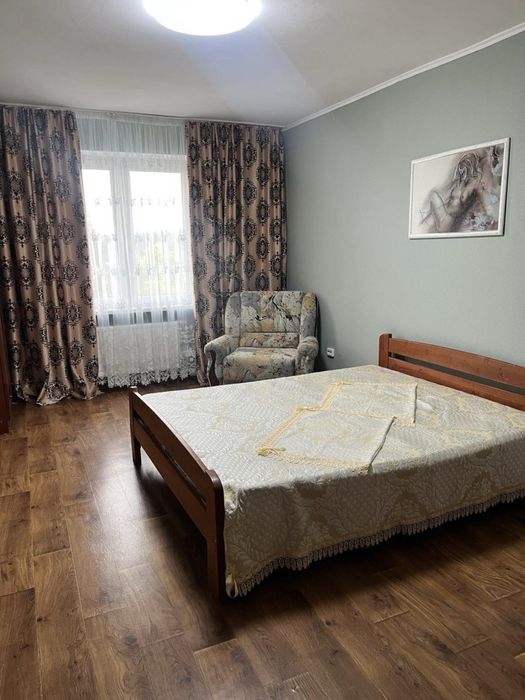 Здам двокімнатну квартиру на п’ятому поверсі біля метро