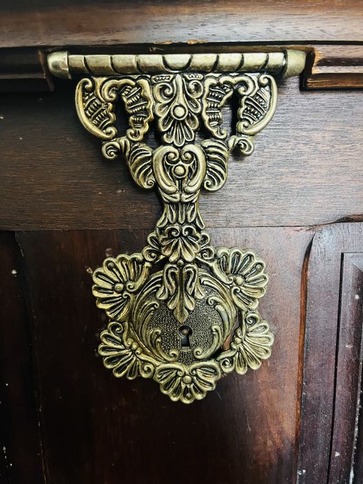 Arca antiga em madeira maciça – resistente e decorativa