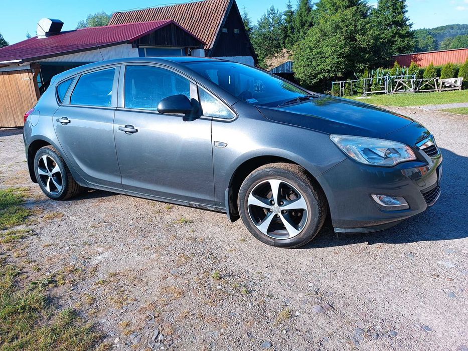 Opel Astra J 1.6 pewne auto